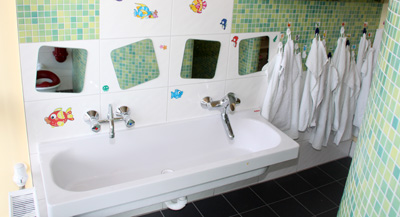 Das Badezimmer ist kindgerecht eingerichtet.